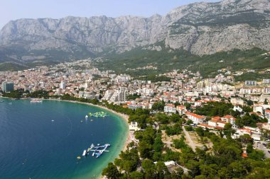Makarska, Hırvatistan. Sahil kasabası, deniz ve dağlar, Biokovo parkı. Bir İHA 'dan havadan fotoğraf. Adriyatik Denizi kıyısındaki Hırvat kasabası. Makarska Riviera