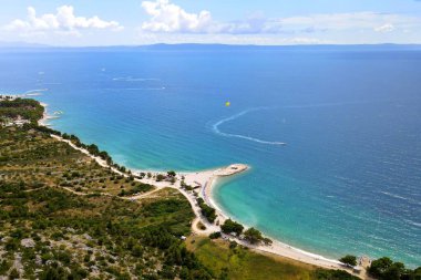 Makarska Riviera, Hırvatistan. Sahilde güzel bir sahil. Adriyatik Denizi 'ndeki Hırvat köyü Makarska, turkuaz deniz