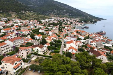 Boltown, Hırvatistan. Sahil köyü, deniz ve dağlar. İHA 'dan hava fotoğrafçılığı. Adriyatik Denizi 'ndeki Hırvat köyü, Zlatni faresi, Altın Burun, en temiz plaj