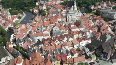 Cesky Krumlov Panoraması, Çek Cumhuriyeti. Kırmızı çatılar, eski ortaçağ evleri, Vltava Nehri 'nin suyu. Güzel tarihi bir Çek şehri. İnsansız hava aracından görüntüle, Krumlov