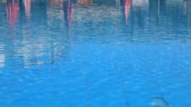  Havuzda temiz mavi sularda dalgalar, gölet. Tatil ve yaz tatilleri için su geçmişi, yansıma, doğal kaynaklar