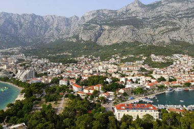 Makarska, Hırvatistan. Sahil kasabası, deniz ve dağlar. Bir İHA 'dan havadan fotoğraf. Adriyatik Denizi kıyısındaki Hırvat kasabası. Makarska Riviera