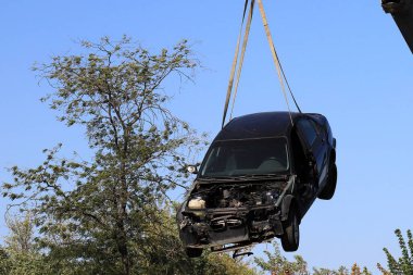 Crane kazadan sonra kaza yapmış bir arabayı hareket ettiriyor. Araba kazası, araba kazası.