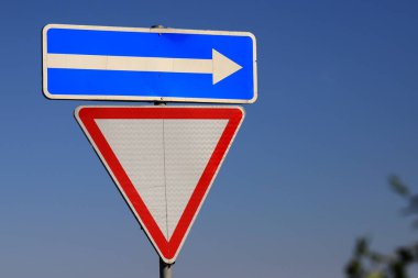 Yol işaretleri - arabalar için yön ve yol verin. Otomobiller için üçgen uyarı işareti ve ok yönü