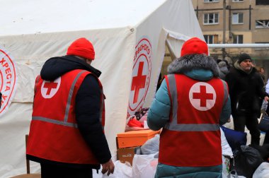 Rus füze saldırısından sonra Kızıl Haç gönüllüleri yaralı ve yaralılara yardım ediyor. Sağlık görevlisi üniformasındaki Kızıl Haç işareti. Dnipro Ukrayna 2023-01-14