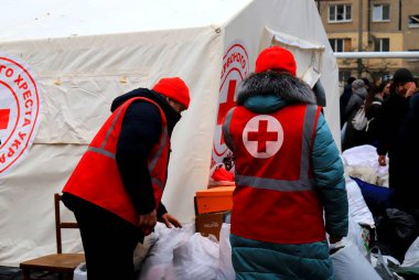 Rus füze saldırısından sonra Kızıl Haç gönüllüleri yaralı ve yaralılara yardım ediyor. Sağlık görevlisi üniformasındaki Kızıl Haç işareti. Dnipro Ukrayna 2023-01-14