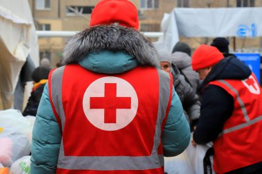Rus füze saldırısından sonra Kızıl Haç gönüllüleri yaralı ve yaralılara yardım ediyor. Sağlık görevlisi üniformasındaki Kızıl Haç işareti. Dnipro Ukrayna 2023-01-14