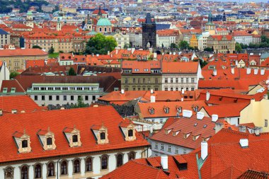 Prag, Çek Cumhuriyeti. Mala Strana, Praha 'nın Küçük Kasabası. Manzara, manzara. Kırmızı kiremitli çatıları, kilisesi, kulesi, kalesi olan eski bir ev.