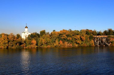 Dnipro nehrinin güzel sonbahar manzarası, adadaki Hristiyan kilisesi sarı ağaçların arasında, Ukrayna şehri, Dnipro, Dnipropetrovsk, Ekim, Kasım.