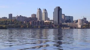 Nehir kıyısındaki büyük şehir. Ukrayna şehri Dnipro, Ukrayna. Güzel modern kuleler, binalar, gökdelenler su sabahları, nehir akıntıları, Dnepr