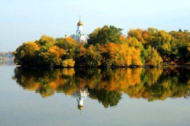 Sonbaharda sarı ağaçlar ve sonbaharda Ukrayna 'nın Dnipro nehri üzerindeki adada kilise. Takvim, mevsimlerin kartpostalları - Ekim, Kasım, duvar kağıtları