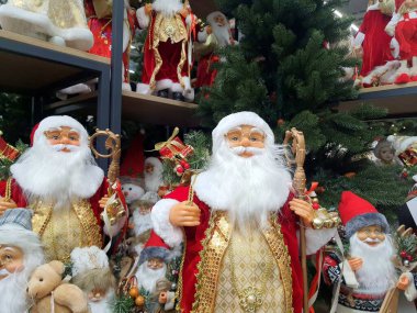 Gülen kırmızı Noel Baba, güzel yeni yıl oyuncakları, süslemeler ve hediyeler. Noel için kış alışverişi. Oyuncak Mağazası 2025