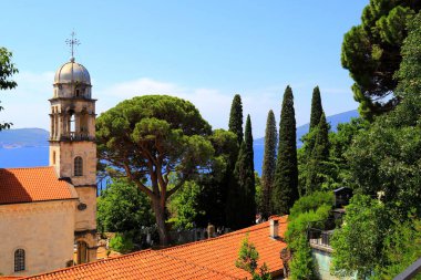 Kilise ve kuleler, Karadağ 'ın Herceg Novi kentindeki deniz kıyısındaki antik manastır mimarisi. Karadağ 'da Savina Manastırı, Kotor Körfezi, Adriyatik Denizi