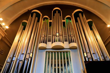 Protestan, Katolik Hıristiyan kilisesinde org çalan büyük bir müzik organı. Müzik aleti organı. Kilise hizmeti, konser.