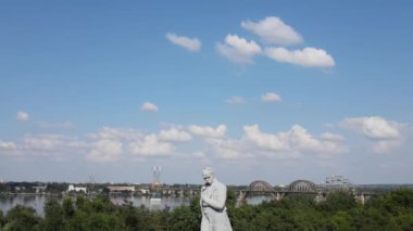 Ukraynalı şair Taras Shevchenko 'nun Ukrayna' nın Dinyeper kentindeki eski anıtının insansız hava aracı görüntüsü. Kobzar Shevchenko 'nun büyük bir heykeli Dnepr 2021-06-12' de duruyor
