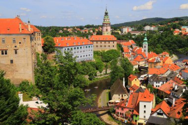 Çek Cumhuriyeti, Cesky Krumlov kasabası. Eski kule, kiremit çatılı tarihi evler, gotik binalar, mimari. Cesky Krumlov 'un Panoraması. Güzel ve renkli bir şehir.