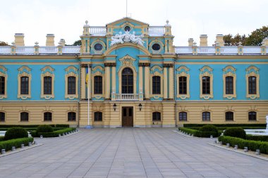 Ukraynalı Verkhovna Rada 'nın yanındaki Kyiv Dnipro' daki Mariinsky Sarayı, Ukrayna Cumhurbaşkanının törensel konutudur. Kiev