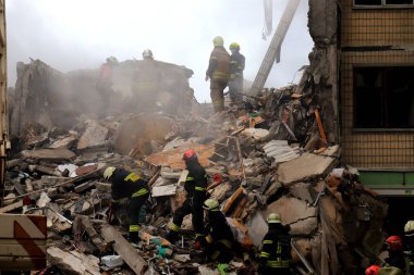 Rus füze saldırısı Dnipro, Ukrayna 'daki konut binasına. Bir roket evi yok ediyor, kurtarıcılar insanları kurtarıyor. Rusya 'nın Ukrayna savaşı, Dnepr 2023-01-14