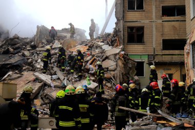 Rus füze saldırısı Dnipro, Ukrayna 'daki konut binasına. Bir roket evi yok ediyor, kurtarıcılar insanları kurtarıyor. Rusya 'nın Ukrayna savaşı, Dnepr 2023-01-14