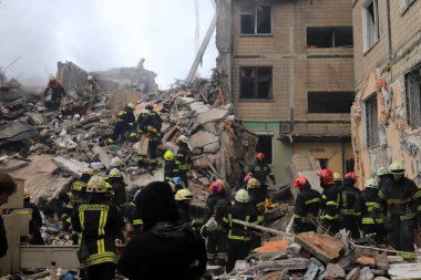 Rus füze saldırısı Dnipro, Ukrayna 'daki konut binasına. Bir roket evi yok ediyor, kurtarıcılar insanları kurtarıyor. Rusya 'nın Ukrayna savaşı, Dnepr 2023-01-14