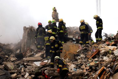 Rus füze saldırısı Dnipro, Ukrayna 'daki konut binasına. Bir roket evi yok ediyor, kurtarıcılar insanları kurtarıyor. Rusya 'nın Ukrayna savaşı, Dnepr 2023-01-14