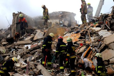 Rus füze saldırısı Dnipro, Ukrayna 'daki konut binasına. Bir roket evi yok ediyor, kurtarıcılar insanları kurtarıyor. Rusya 'nın Ukrayna savaşı, Dnepr 2023-01-14