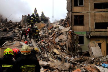 Rus füze saldırısı Dnipro, Ukrayna 'daki konut binasına. Bir roket evi yok ediyor, kurtarıcılar insanları kurtarıyor. Rusya 'nın Ukrayna savaşı, Dnepr 2023-01-14