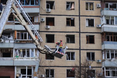 Rus füze saldırısı Dnipro, Ukrayna 'daki konut binasına. Bir roket evi yok ediyor, kurtarıcılar insanları kurtarıyor. Rusya 'nın Ukrayna savaşı, Dnepr 2023-01-14