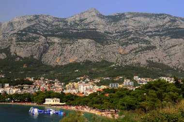 Makarska, Hırvatistan. Sahil kasabası, deniz ve dağlar, Biokovo parkı. Bir İHA 'dan havadan fotoğraf. Adriyatik Denizi kıyısındaki Hırvat kasabası. Makarska Riviera