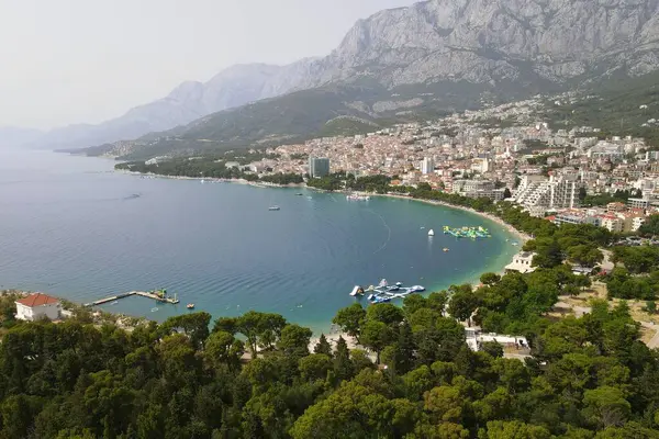 Makarska, Hırvatistan. Sahil kasabası, deniz ve dağlar, Biokovo parkı. Bir İHA 'dan havadan fotoğraf. Adriyatik Denizi kıyısındaki Hırvat kasabası. Makarska Riviera