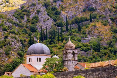 Kotor, Karadağ 'ın eski ortaçağ tahkimatları - şehir duvarları, kuleler, kaleler, kaleler. Karadağ 'ın Kotor kentinde askeri mimari