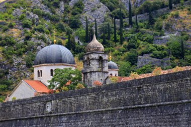 Kotor, Karadağ 'ın eski ortaçağ tahkimatları - şehir duvarları, kuleler, kaleler, kaleler. Karadağ 'ın Kotor kentinde askeri mimari