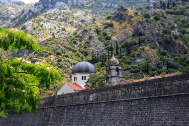 Kotor, Karadağ 'ın eski ortaçağ tahkimatları - şehir duvarları, kuleler, kaleler, kaleler. Karadağ 'ın Kotor kentinde askeri mimari