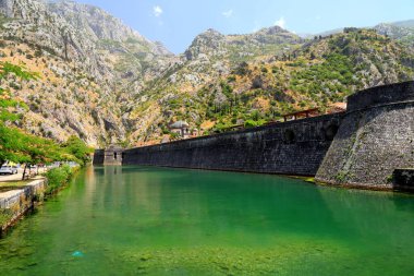 Kotor, Karadağ 'ın eski ortaçağ tahkimatları - şehir duvarları, kuleler, kaleler, kaleler. Karadağ 'ın Kotor kentinde askeri mimari