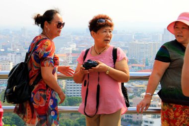 Pattaya, Tayland, 2027 2017. Bir grup emekli Çinli turist fotoğraf çekiyor, seyahat ediyor.