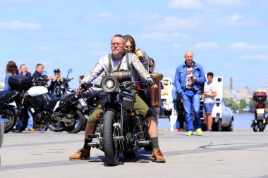 Dnipro, Ukrayna, 11 Mayıs 2019. Güzel motosikletli motosikletçiler, kasklı ve deri ceketli, yol boyunca süren, Motorsport