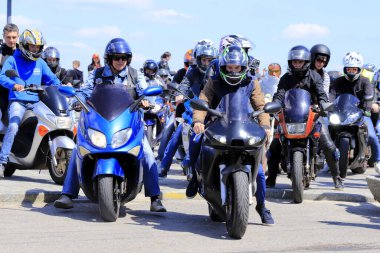 Dnipro, Ukrayna, 11 Mayıs 2019. Güzel motosikletli motosikletçiler, kasklı ve deri ceketli, yol boyunca süren, Motorsport