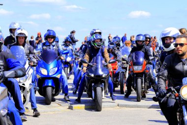 Dnipro, Ukrayna, 11 Mayıs 2019. Güzel motosikletli motosikletçiler, kasklı ve deri ceketli, yol boyunca süren, Motorsport
