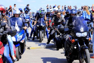 Dnipro, Ukrayna, 11 Mayıs 2019. Güzel motosikletli motosikletçiler, kasklı ve deri ceketli, yol boyunca süren, Motorsport