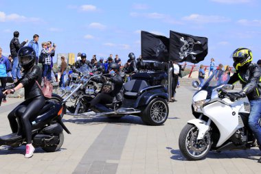Dnipro, Ukrayna, 11 Mayıs 2019. Güzel motosikletli motosikletçiler, kasklı ve deri ceketli, yol boyunca süren, Motorsport