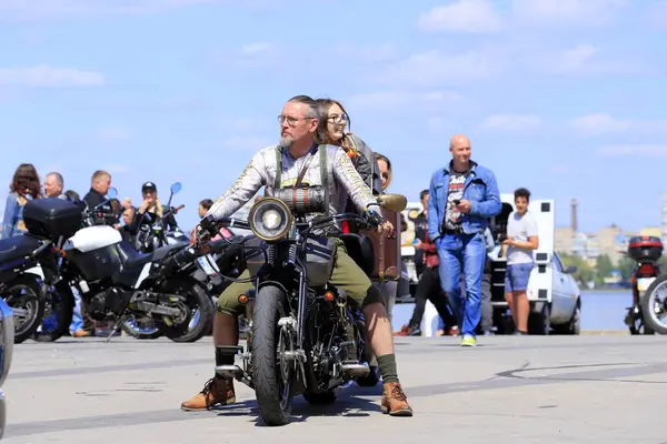 Dnipro, Ukrayna, 11 Mayıs 2019. Güzel motosikletli motosikletçiler, kasklı ve deri ceketli, yol boyunca süren, Motorsport