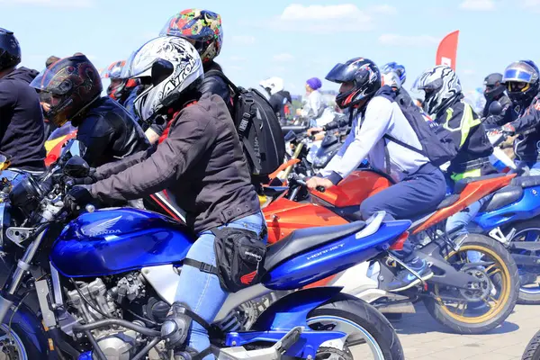 Dnipro, Ukrayna, 11 Mayıs 2019. Güzel motosikletli motosikletçiler, kasklı ve deri ceketli, yol boyunca süren, Motorsport