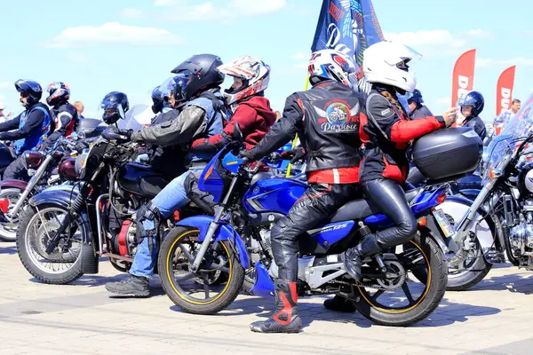 Dnipro, Ukrayna, 11 Mayıs 2019. Güzel motosikletli motosikletçiler, kasklı ve deri ceketli, yol boyunca süren, Motorsport