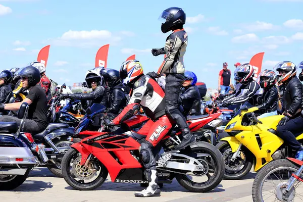 Dnipro, Ukrayna, 11 Mayıs 2019. Güzel motosikletli motosikletçiler, kasklı ve deri ceketli, yol boyunca süren, Motorsport