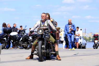 Dnipro, Ukrayna, 11 Mayıs 2019. Güzel motosikletli motosikletçiler, kasklı ve deri ceketli, yol boyunca süren, Motorsport