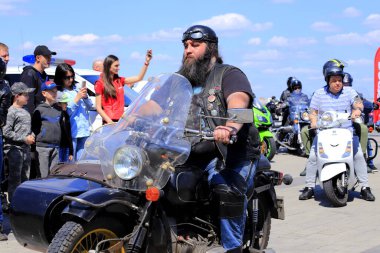 Dnipro, Ukrayna, 11 Mayıs 2019. Güzel motosikletli motosikletçiler, kasklı ve deri ceketli, yol boyunca süren, Motorsport