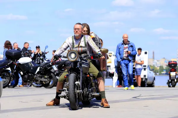 Dnipro, Ukrayna, 11 Mayıs 2019. Güzel motosikletli motosikletçiler, kasklı ve deri ceketli, yol boyunca süren, Motorsport