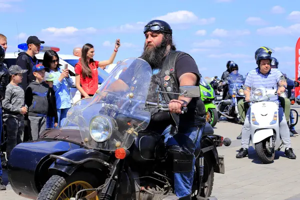Dnipro, Ukrayna, 11 Mayıs 2019. Güzel motosikletli motosikletçiler, kasklı ve deri ceketli, yol boyunca süren, Motorsport