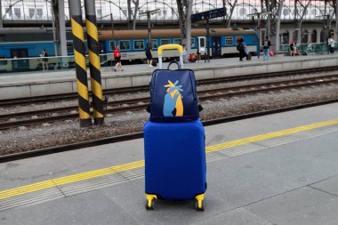 Çanta ve çanta Ukrayna bayrağı renginde, sarı mavi, tren istasyonunda. Ukraynalılar, mülteciler, göçmenler. Seyahat, tatil Ukraynalı göçmen