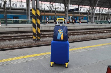 Çanta ve çanta Ukrayna bayrağı renginde, sarı mavi, tren istasyonunda. Ukraynalılar, mülteciler, göçmenler. Seyahat, tatil Ukraynalı göçmen